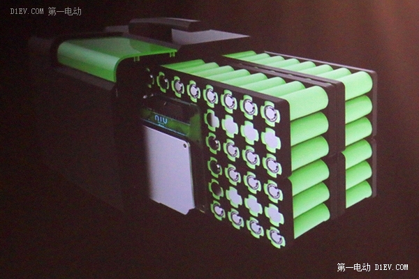 新能源車彎道超車的口號(hào)喊出了很久，前方仍然看得到特斯拉、寶馬、豐田等一眾國(guó)外友商，雖然不能說(shuō)我們?cè)诳嗫嘧汾s，但是在競(jìng)賽的一開(kāi)始我們就沒(méi)有什么看家法寶來(lái)打造企業(yè)的護(hù)城河，不像特斯拉有自己獨(dú)特的電池裝配工藝和電池管理技術(shù)，寶馬有多年的汽車設(shè)計(jì)和制造經(jīng)驗(yàn)，豐田除了電動(dòng)車還有氫燃料車，那么在以后的競(jìng)賽過(guò)程中，如果還沒(méi)能建立起獨(dú)特的優(yōu)勢(shì)，超車的可能性是越來(lái)越渺茫。 產(chǎn)品的優(yōu)勢(shì)建立有兩個(gè)基本方向，技術(shù)(性能)和價(jià)格。隨著制造的全球化，非資源類產(chǎn)品的價(jià)格即成本優(yōu)勢(shì)很容易被瓦解，更容易(相對(duì)來(lái)說(shuō))也更應(yīng)該努力的方向是發(fā)展技術(shù)優(yōu)勢(shì)，建立產(chǎn)品的獨(dú)特性。號(hào)召?gòu)摹爸袊?guó)制造”升級(jí)為“中國(guó)智造”也就是這個(gè)道理?；仡檭?nèi)燃機(jī)車的發(fā)展歷史，各個(gè)品牌的小汽車都有著令我們印象深刻的特點(diǎn)表訴。沃爾沃----安全、奔馳----高貴大氣、寶馬----年輕驕傲、豐田----省油耐用、大眾----低調(diào)可靠。毫無(wú)疑問(wèn)，上述品牌在電動(dòng)車領(lǐng)域仍然會(huì)試圖延續(xù)他們的品牌特色，繼續(xù)借助已經(jīng)建立的優(yōu)勢(shì)。 幸運(yùn)的是，電動(dòng)汽車雖然也是汽車，但是畢竟和內(nèi)燃機(jī)車有很大不同。電動(dòng)汽車比內(nèi)燃機(jī)車出現(xiàn)要早，卻要到100多年后的今天才開(kāi)始漸熱就是因?yàn)檫@個(gè)很大的不同，那就是電動(dòng)汽車直到今天，才開(kāi)始進(jìn)入實(shí)用階段(相比內(nèi)燃機(jī)車)。在這個(gè)實(shí)用階段完全成熟之前，過(guò)去內(nèi)燃機(jī)時(shí)代品牌的影響力不能說(shuō)完全沒(méi)有，但是已經(jīng)被大大削弱了。想買電動(dòng)汽車的人，首先關(guān)心的是可靠性怎樣，續(xù)航里程多少，而不是象買內(nèi)燃機(jī)車，客戶是先有明確的品牌指向的。特斯拉，一個(gè)成立僅幾年的企業(yè)，能在電動(dòng)汽車領(lǐng)域異軍突起也說(shuō)明了這一點(diǎn)。電動(dòng)汽車的品牌，基本上要從零開(kāi)始建立。 那么，在電動(dòng)汽車這個(gè)產(chǎn)業(yè)里，哪些技術(shù)是適合我們重點(diǎn)發(fā)展呢？電動(dòng)汽車基本的是能量系統(tǒng)和運(yùn)動(dòng)系統(tǒng)，也就是電池、電機(jī)和電控。所謂實(shí)用和可靠，就是這幾方面組合的性能，配合基礎(chǔ)設(shè)施，能夠達(dá)到或基本達(dá)到內(nèi)燃機(jī)車的低性能。電機(jī)和電控因?yàn)樽园l(fā)明出來(lái)就一直在使用一直在改進(jìn)，經(jīng)過(guò)這么多年已經(jīng)很成熟了，性能再提高1%、2%需要付出很大的成本；電池基本上是材料科學(xué)，屬于基礎(chǔ)研究領(lǐng)域，中國(guó)企業(yè)在這方面優(yōu)勢(shì)不大，而且從實(shí)驗(yàn)室到商業(yè)化路途漫長(zhǎng)，顛覆式的創(chuàng)新無(wú)法期待。剩下的就只有應(yīng)用技術(shù)了，電動(dòng)汽車目前大的問(wèn)題是安全和續(xù)航里程問(wèn)題，都集中在電池這塊，不管是何種類型的鋰電池，成組串聯(lián)使用都會(huì)帶來(lái)巨大問(wèn)題，2015年以來(lái)各地的電動(dòng)公交大巴起火爆炸就是一個(gè)例證，以后的幾年這類事故將是高發(fā)期，因?yàn)殡姵厥褂昧藥啄甓鴽](méi)有得到很好的維護(hù)，危險(xiǎn)概率逐日升高。這個(gè)問(wèn)題目前解決的關(guān)鍵就是BMS(電池管理系統(tǒng))，特斯拉也是因?yàn)楠?dú)特的BMS而越過(guò)了實(shí)用這個(gè)門檻。 中國(guó)電動(dòng)汽車要彎道超車 BMS必須攻克 BMS，電池管理系統(tǒng)，是一個(gè)本世紀(jì)才誕生的新產(chǎn)品。因?yàn)殡娀瘜W(xué)反應(yīng)的難以控制和材料在這個(gè)過(guò)程中性能變化的難以捉摸，所以才需要這么一個(gè)管家來(lái)時(shí)刻監(jiān)督調(diào)整限制電池組的行為，以保障使用安全。觀察現(xiàn)在的BMS，難說(shuō)哪家的產(chǎn)品已經(jīng)馴服了鋰電池組，包括特斯拉(表現(xiàn)稍好，但是繁復(fù)的接線和高成本的工藝都應(yīng)該還有優(yōu)化的空間)?？梢哉f(shuō)，在BMS面前，中國(guó)企業(yè)和國(guó)外企業(yè)是站在同一起跑線上。尤其是中國(guó)，有著電動(dòng)汽車的大市場(chǎng)，這是一個(gè)天然的優(yōu)勢(shì)。得BMS者得先機(jī)，BMS成熟之日，就是電動(dòng)汽車市場(chǎng)疾馳之時(shí)。 中國(guó)電動(dòng)汽車想要彎道超車，BMS必須攻克。